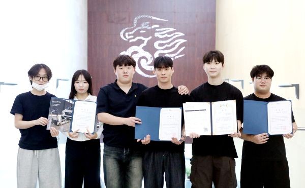 영남이공대학교 YNC Motors팀 학생들이 ‘2026 대학생 스마트 모빌리티 창업캠프’에서 장려상을 수상한 뒤 기념촬영을 하고 있다(왼쪽부터 이정빈, 서정민, 이태준, 이재승, 정규완, 정상진 학생). ⓒ 영남이공대학교