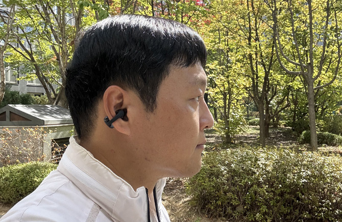 오픈닷 2는 산책이나 러닝 시 주변 소음을 들을 수 있어 안전한 운동이 가능하다. = 김경태 기자