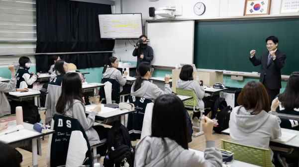 김대중 전남광주통합특별시교육감이 30일 대성여자고등학교를 방문해 고3 수험생들을 격려하고 학교 관계자들과 간담회를 갖고 있다. ⓒ 프라임경제