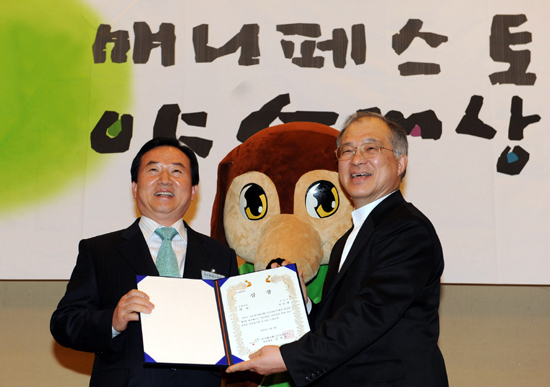  강운태 광주광역시장이 지난 2009년 2월 열린 &lsquo;매니페스토 약속대상 시상식&rsquo;에서 한국매니페스토실천본부 강지원 전 상임대표로부터 &lsquo;대상&rsquo;을 수상하고 있다. ⓒ광주광역시