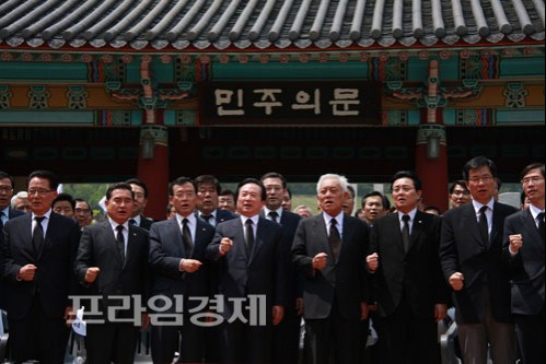 16일 오후 국립5&middot;18민주묘지 민주의문 앞에서 광주선언'을 한 김한길 대표와 소속의원들, 강운태 광주시장이 &lsquo;임을 위한 행진곡&rsquo;을 부르고 있다. = 김성태 기자