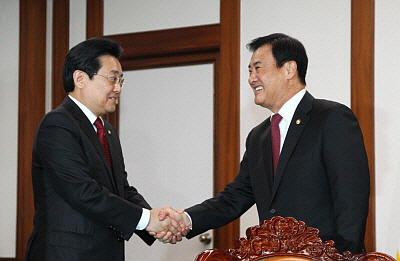  강창희 국회의장이 환하게 웃으며 전병헌 신임 민주당 원내대표를  맞이하고 있다. &copy; 대한민국 국회