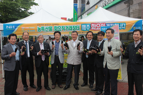  농협중앙회 광주지역본부는 28일 광주 북구 용두동 북광주농협 신용동지점 앞에서 &lsquo;농특산물 화요 직거래장터&rsquo;를 신규 개장했다. ⓒ농협중앙회 광주지역본부