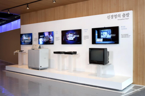  삼성전자는 '삼성 이노베이션 포럼' 전시장 입구에 20년 전 TV, VTR, 세탁기와 불량률 문제로 불태워진 무선전화기를 전시했다. ⓒ 삼성전자