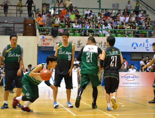  연예인팀이 올스타팀의 방어망을 뚫고 드리블을 하며 공격을 시도하고 있다. ⓒ 프라임경제