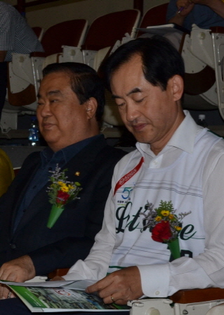  문희상 민주당 의원과  안병용 의정부시장이 희망농구 올스타 자선경기를 참관하고 있다. ⓒ 프라임경제