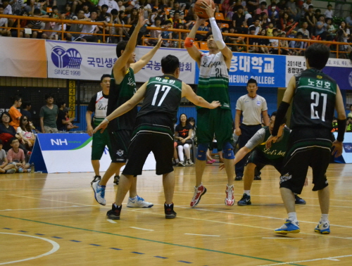 이날 '빠스껫볼' 출연자들로 편성된 연예인팀은 올스타팀에 밀리지 않는 체력과 근성을 과시했다. 블로킹에도 굴하지 않는 투혼으로 경기에 임하고 있는 장면이다. ⓒ 프라임경제