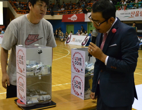 쿼터 중간중간 현장모금이 진행됐다. 이날 모인 성금과 경기수익금은 모두 소외계층을 돕는 데 쓰일 예정이다. ⓒ 프라임경제