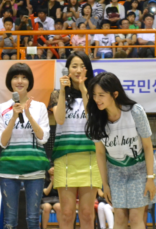 '빠스껫볼' 여성출연진이 경기장을 찾은 의정부시민들에게 인사하고 있다. 좌로부터 정인선, 예은, 이엘리야. ⓒ 프라임경제