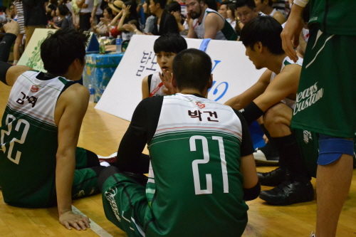 '빠스껫볼' 출연진들이 직접 농구 경기에 나섰다. 작전타임에 의견을 교환하는 연예인 선수들. ⓒ 프라임경제