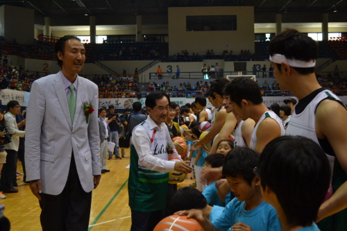 안병용 의정부시장(중앙)이 한기범 선수(좌측)과 이번 대회에 참여한 올스타팀, 연예인팀 등 선수들을 격려하고 있다. ⓒ 프라임경제