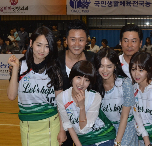 희망농구 올스타 자선경기 참관을 위해 의정부에 방문한 연예인들. 사진 뒷줄 좌로부터: 예은, 공형진, 이한위. 앞줄 좌로부터: 정인선, 이엘리야, 김보미.