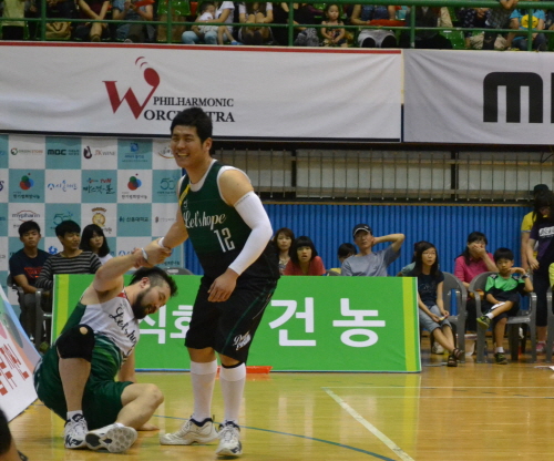 비단 승패가 중요한 게 아니다. 경기 중 스포츠맨십으로 상대편을 이해하고 정을 쌓는다. 연예인팀과 올스타팀간 격렬한 대결 중에 넘어진 상대팀 선수를 일으켜 세우는 모습. ⓒ 프라임경제