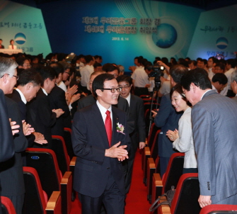  이순우 우리금융 신임 회장의 취임식 풍경. 이 회장은 지주조직 슬림화를 시도, 전임자인 '이팔성 체제' 색채 지우기와 민영화 추진의 협력이라는 명분을 쥐었다. 한편 이번 개편에도 불구하고 정보의 마지막 길목만큼은 놓지 않고 오히려 강화할 여지를 둬 주목된다는 풀이도 제기된다. ⓒ 우리금융그룹