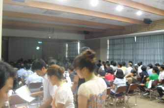 주민들이 4일 궂은 날씨에도 불구하고 완주군청 신청사에 모였다. 약 140명이 모여 열띤 '조합 공부'에 매진했다. = 임혜현 기자