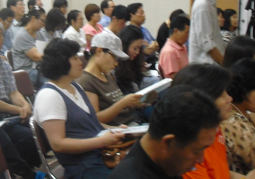 협동조합에 대한 열의로 강사의 발언을 경청하는 완주군민들. = 임혜현 기자