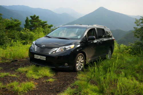  시에나의 전면은 크롬 소재가 라디에이터 그릴 양쪽을 넓게 둘러 세련된 느낌에 볼륨감을 더했으며, 유선형으로 이어지는 측면의 경우 차체가 다이내믹함을 살려 밴 형태의 차량 특유의 육중함보다는 스포티함을 강조했다. ⓒ 프라임경제