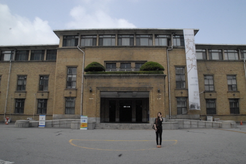  대전은 교통의 발달과 함께 큰 도시이나 이미 지역 거점으로 100년 이상의 역사를 쌓으면서 많은 이야기를 품고 있다. 사진은 스토리밥의 취재 대상이기도 한 원도심의 옛 충남도청. 서울의 덕수궁 근방의 구 법원 청사처럼 일제시대 건축의 전형적 양식을 따르고 있다. ⓒ 프라임경제