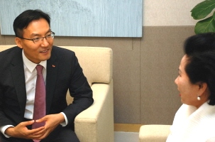  지점을 찾아 일일지점장 활동에 나선 이현승 SK증권 대표가 한 고객과 자산관리전략을 상담하고 있다. ⓒ SK증권