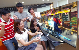  LG 시네마3D 스마트TV 이용자는 LG유플러스가 제공하는 'C-games'를 통해 '스트리트파이터 X 철권' '데빌메이크라이4' 등 인기 클라우드 게임을 즐길 수 있다. ⓒ LG전자&middot;LG유플러스
