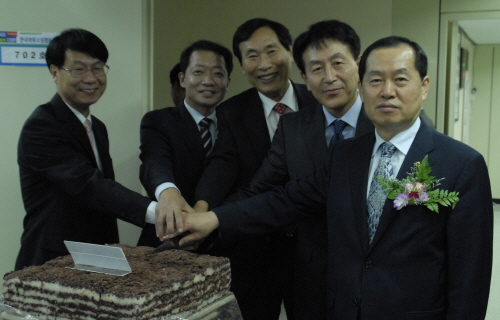 이은섭 한국아웃소싱협동조합 이사장, 차희상 새누리당 중앙당 부대변인을 비롯한 인사들이 개소식을 축하하며 시루떡을 자르고 있다. = 정수지 기자