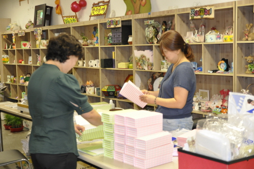  한국공예전승협회 관계자들이 작업 중인 인천본부 내부 모습. ⓒ 프라임경제