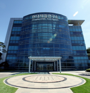  현대제철은 올해부터 자동차강판 중장기 강종 개발 방향을 '신강종&middot;미래강종 개발을 통한 경쟁력 강화'로 정하고 차세대 자동차용 신강종을 개발하고 있다. Ⓒ 현대제철