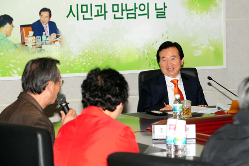  강운태 시장이 매주 금요일 진행하는 &lsquo;시민과 만남의 날&rsquo; 현장.ⓒ광주광역시