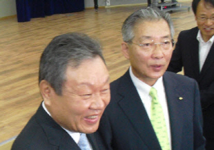  어윤대 전 KB금융 회장(좌)이 경징계를 받을 것으로 알려졌다. KB의 경우 김정태 전 국민은행장에 이어 강정원 전 행장(우) 등 여러 조직 수장이 연이어 중징계를 받은 바 있으며 과도한 낙마 시도였다는 비판도 종종 일었다.  Ⓒ 프라임경제