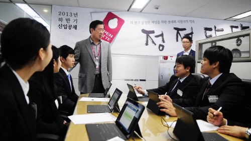  오경수 롯데정보통신&middot;현대정보기술 대표이사가 하반기 공채 지원자들에게 격려의 말을 전하고 있다. ⓒ 롯데정보통신