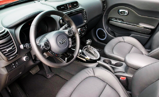  더욱 깔끔하면서도 고급스러움이 강조된 실내 디자인은 대쉬보드 좌우에 독특한 모양으로 자리 잡은 스피커와 기어 손잡이가 위치한 시동버튼으로 2세대 쏘울만의 특별한 개성을 강조하기에 충분했다. Ⓒ 기아자동차