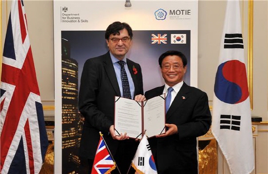 좌측 부터 Nick Baird, UK Trade & Investment CEO, 오영호 KOTRA 사장 &copy; 코트라