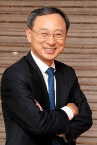  KT 신임 회장 내정자로 황창규 전 삼성전자 사장이 선출됐다. 황 후보가 위기에 빠진 KT를 구원해낼 수 있을지에 대해 업계는 주목하고 있다. ⓒ KT