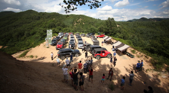  지난 2004년 동북아 지역 최초로 한국에서 개최된 이래 올해로 9회째를 맞이한 '지프 캠프'는 고객들에게 오프로드 모험과 자연 속 캠핑의 즐거움을 제공하면서 많은 사랑을 받고 있다. ⓒ 크라이슬러코리아