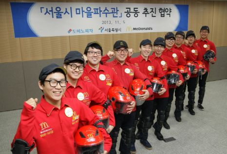  식품&middot;외식업체들이 사회문제해결을 위한 CSR 활동에 적극 나서고 있다. 사진은 서울시와 업무협약을 맺고 서울지역 마을파수관으로 활동하고 있는 맥도날드 라이더들. ⓒ 맥도날드