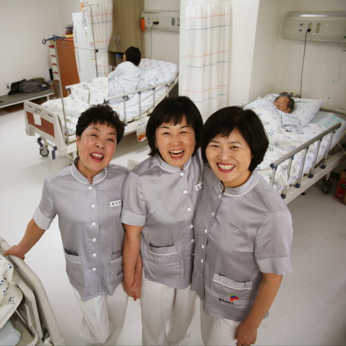  다솜이재단은 취약계층&middot;경력단절여성 위주로 간병인을 채용하고 있다. 또한, 4대보험 및 근로기준법 준수를 통해 간병업계 노동근로시장 개선에도 앞장서고 있다. ⓒ 다솜이재단