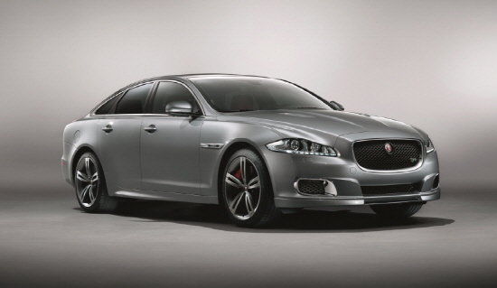  오는 3월 라인업에 추가되는 제규어 XJ 고성능 버전 XJR는 5.0L 수퍼차저 V8엔진을 탑재해 최고출력이 550마력(PS)에 이르는 슈퍼카급 퍼포먼스를 발휘한다. Ⓒ 재규어&middot;랜드로버 코리아