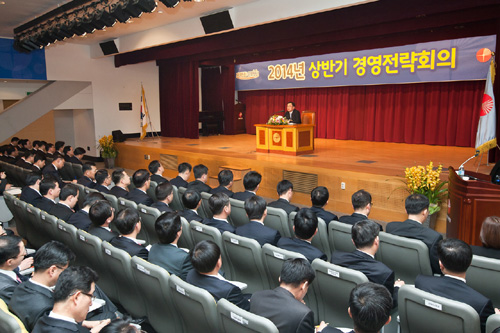  광주은행은 23일 오후 1시30분, 광주은행 본점 3층 대강당에서 김장학 은행장과 임원, 지점장 등 200여명이 참석한 가운데 2014년 상반기 경영전략회의를 개최했다. ⓒ광주은행