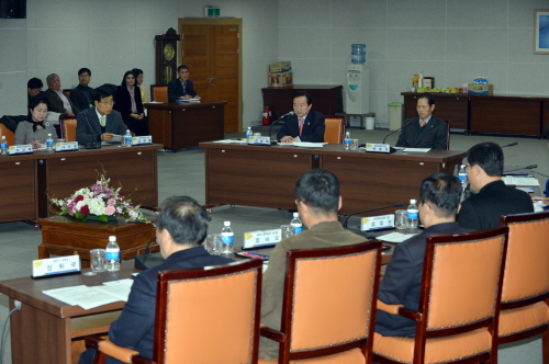  강운태 광주광역시장은 27일 지역 원로, 문화ㆍ여성계, 시민사회단체 등 각 분야 대표자들이 참석한 가운데 &lsquo;제11차 광주공동체 원탁회의&rsquo;를 열고 올해 시정 운영방향과 제2순환도로 1구간 행정소송 승소에 따른 향후 조치방향에 대해 논의했다.ⓒ광주광역시
