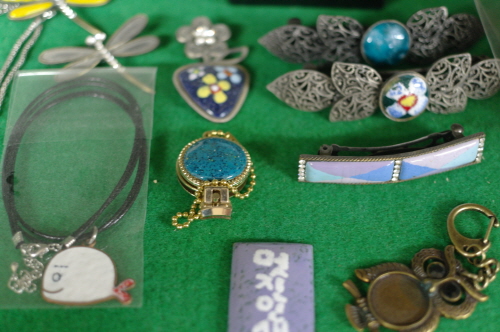  반짝이는 칠보 공예품들. 꿈을 일구는 마을에서는 도예와 칠보 작품을 제작, 판매하고 있다. = 정수지 기자