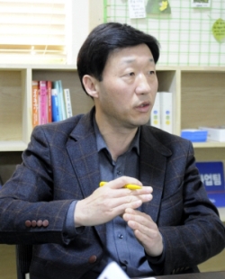 김홍필 조합이사장은 규모가 작은 개인사업자들이 많은 노력을 하고 있지만 자본력이 강한 기업들에 밀려 나아지지 않은 현실을 함께 공유하고 풀어가기 위해 '꿈을 품은 광고 협동조합'을 설립했다. = 정수지 기자