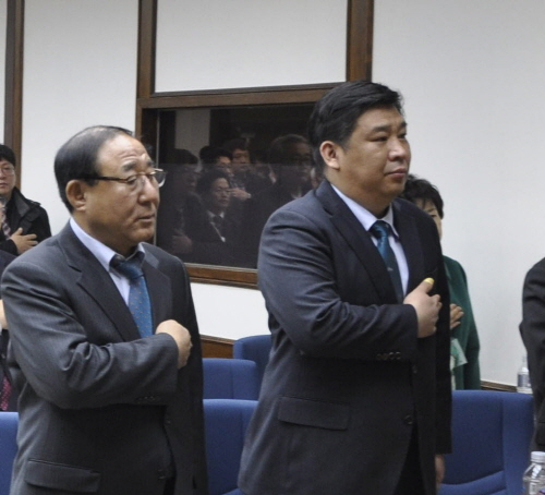  소상공인연합회 창립총회에서 박대춘(좌측)&middot;최승재 2인이 공동대표 회장으로 선출됐다. 두 회장은 앞으로 1년간 소상공인연합회를 이끌게 된다. 법정단체화와 계파간 갈등 극복 등 중요 과제들의 해결 과정이 주목된다. 사진은 국민의례 중인 두 사람. = 임혜현 기자