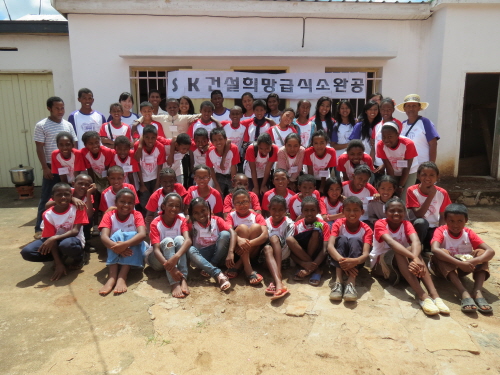  안타나나리보 무상교육센터에 다니는 학생들이 SK건설 급식소 건립을 기념해 사진촬영을 하고 있다. ⓒ SK건설