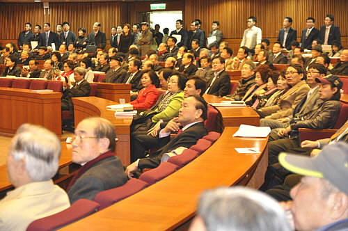  4일 진행된 김영선 경기도지사 예비후보 출판기념회에는 전&middot;현직 국회의원 등 지지나 1000여명이 참석해 자리를 빛냈다. = 추민선 기자