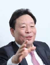 이상권 한국이지론 대표는 국민은행에서 본부장까지 역임한 정통 은행원 출신으로 금융의 또다른 최일선에서 역량을 발휘하고 있다. 슬하에 1남1녀가 있다. ⓒ 한국이지론