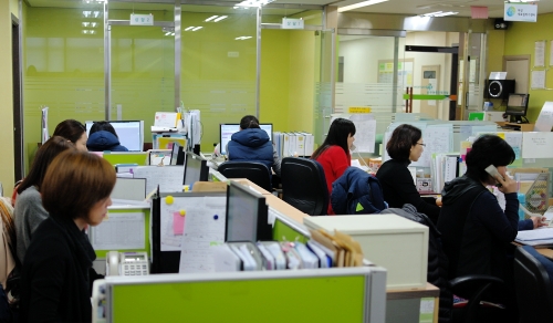  전문상담사들이 교육&middot;취업문의 전화를 받고 있다. = 하영인 기자