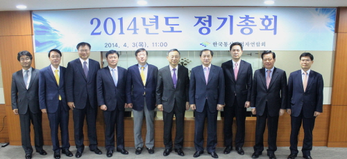  왼쪽부터 △박기석 사무국장 △설정선 상근부회장 △신동경 이사&middot;한국케이블텔레콤 대표이사 △엄주욱 이사&middot;KT파워텔 사장 △김진하 이사&middot;드림라인 대표이사 △황창규 회장&middot;KT 회장 △이상철 감사&middot;LG유플러스 부회장 △서성원 이사&middot;SK텔링크 사장 △김형진 이사&middot;온세텔레콤 및 세종텔레콤 회장 △안승윤 이사&middot;SK브로드밴드 사장. ⓒ KTOA