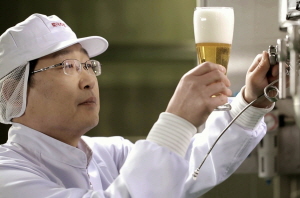  롯데주류 충주공장에서 롯데주류의 첫 맥주 클라우드의 제품 검사를 하고 있다. ⓒ 롯데주류