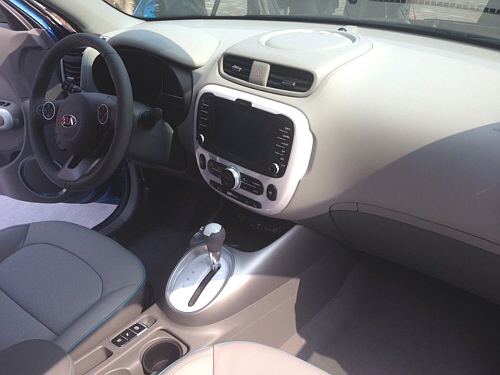  EV는 고가의 배터리를 동력원으로 사용하는 만큼 비싼 가격을 비롯해 충전시간 및 충전인프라 부족, 짧은 주행거리 등 EV 활성화까지 풀어야 할 숙제가 적지 않다. ⓒ 기아자동차