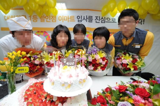 사회통념적 개념의 정규직 전환이라기 보다 무기근로계약직 확대라는 정부 정책에 따라 마지못해 따라간 궁여지책이라는 주장도 새겨들어봐야할 대목이다. 사진은 당시 정규직 전환을 자축하는 이마트 직원들. &copy; 신세계 이마트